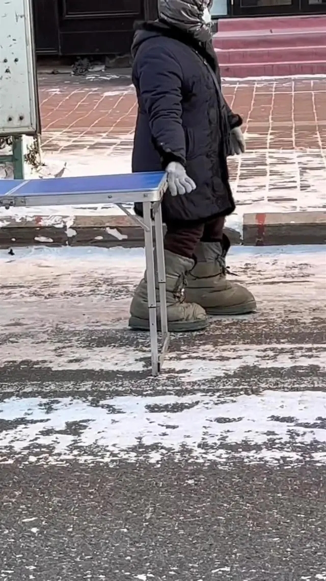 东北早市商贩穿上巨型“雪地靴”：零下20度不冻脚